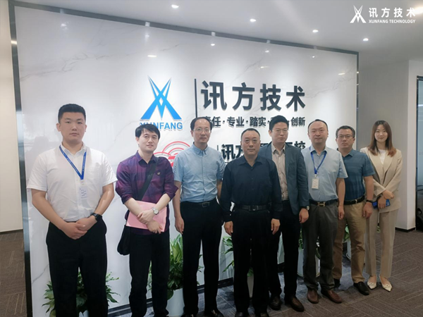 武汉职业技术学院校党委副书记何让波一行莅临尊龙凯时智慧技术武汉基地